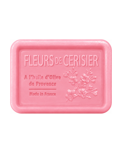 Savon à l’huile d’olive de Provence 120 g, au parfum de Fleurs de cerisier, signé Esprit Provence et enrichi en huile d’amande douce ainsi qu’en beurre de karité bio.