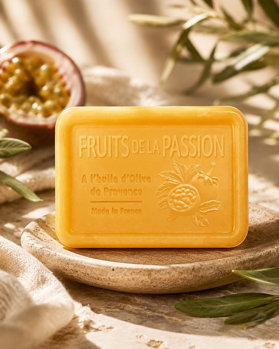 Savon à l’huile d’olive de Provence 120 g, au parfum aux Fruits de la Passion, signé Esprit Provence et enrichi en huile d’amande douce ainsi qu’en beurre de karité bio. Dans son ambiance olfactive.