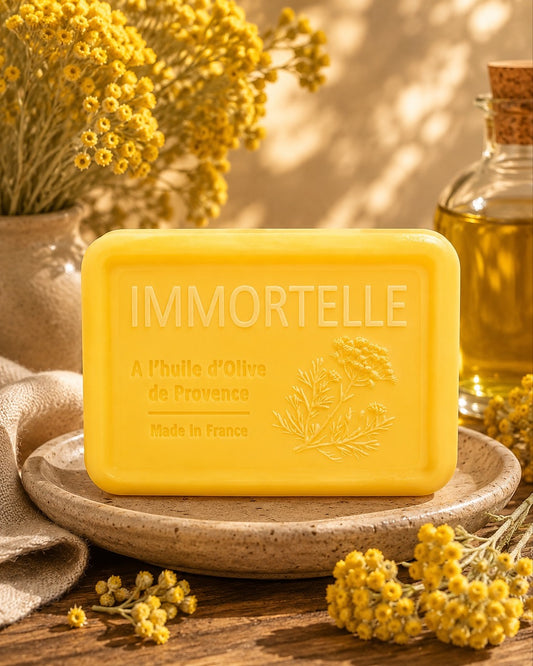 Savon à l’huile d’olive de Provence 120 g, au parfum d’Immortelle, signé Esprit Provence et enrichi en huile d’amande douce ainsi qu’en beurre de karité bio. Dans son ambiance olfactive.