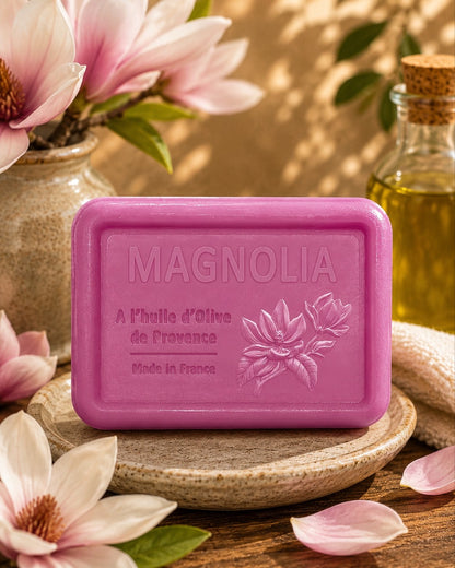 Savon à l’huile d’olive de Provence 120 g, au parfum de Magnolia, signé Esprit Provence et enrichi en huile d’amande douce ainsi qu’en beurre de karité bio. Dans son ambiance olfactive.