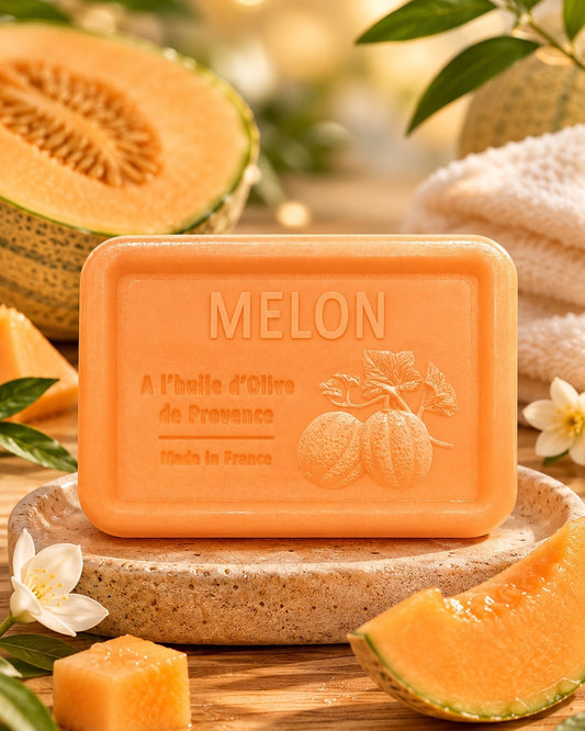 Savon à l’huile d’olive de Provence 120 g, au parfum de Melon, signé Esprit Provence et enrichi en huile d’amande douce ainsi qu’en beurre de karité bio. Dans son ambiance olfactive.
