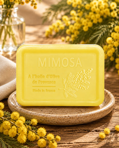 Savon à l’huile d’olive de Provence 120 g, au parfum de Mimosa, signé Esprit Provence et enrichi en huile d’amande douce ainsi qu’en beurre de karité bio. Dans son ambiance olfactive.