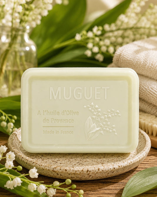 Savon à l’huile d’olive de Provence 120 g, au parfum de Muguet, signé Esprit Provence et enrichi en huile d’amande douce ainsi qu’en beurre de karité bio. Dans son ambiance olfactive.