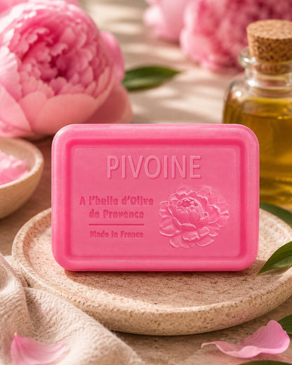 Savon à l’huile d’olive de Provence 120 g, au parfum de Pivoine, signé Esprit Provence et enrichi en huile d’amande douce ainsi qu’en beurre de karité bio. Dans son ambiance olfactive.