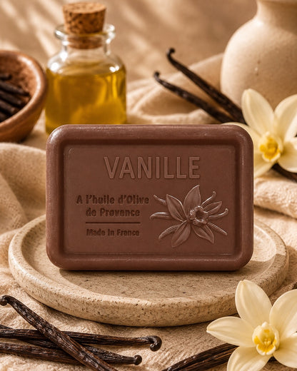 Savon à l’huile d’olive de Provence 120 g, au parfum de Vanille, signé Esprit Provence et enrichi en huile d’amande douce ainsi qu’en beurre de karité bio. Dans son ambiance olfactive.