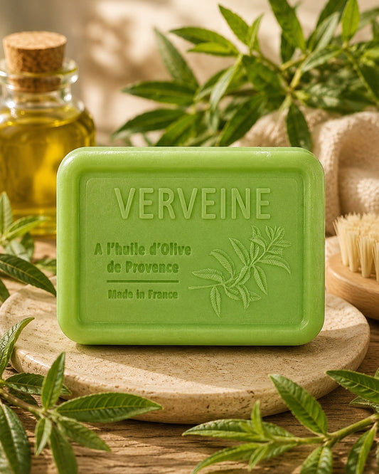 Savon à l’huile d’olive de Provence 120 g, au parfum de Verveine, signé Esprit Provence et enrichi en huile d’amande douce ainsi qu’en beurre de karité bio. Dans son ambiance olfactive.