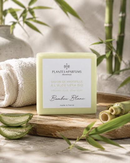 Savon de Marseille à l'aloé vera BIO 100 g, fragrance Bambou blanc. Plantes & Parfums. Emballage papier, ambiance bambou blanc.