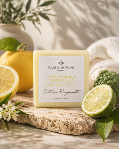 Savon de Marseille au beurre de karité BIO 100 g, fragrance Citron bergamote. Plantes & Parfums. Emballage papier, ambiance citronée.