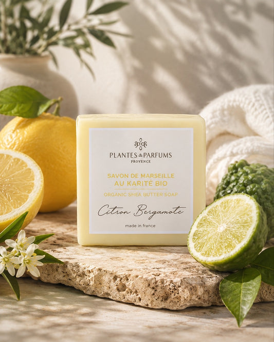 Savon de Marseille au beurre de karité BIO 100 g, fragrance Citron bergamote. Plantes & Parfums. Emballage papier, ambiance citronée.