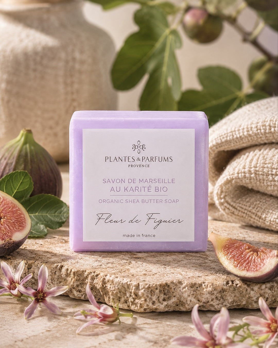 Savon de Marseille au beurre de karité BIO 100 g, fragrance Fleur de figuier. Plantes & Parfums. Emballage papier, ambiance fleur de figuier.