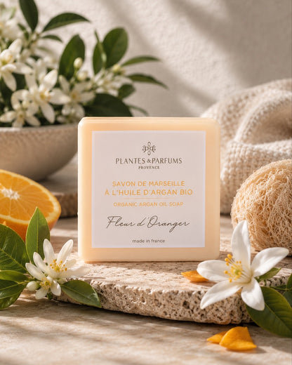 Savon de Marseille à l'huile d'argan BIO 100 g, fragrance Fleur d’oranger. Plantes & Parfums. Emballage papier, ambiance fleur d'oranger.