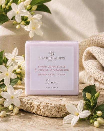 Savon de Marseille à l'huile d'argan BIO 100 g, fragrance Jasmin. Plantes & Parfums. Emballage papier, ambiance fleur jasmin.