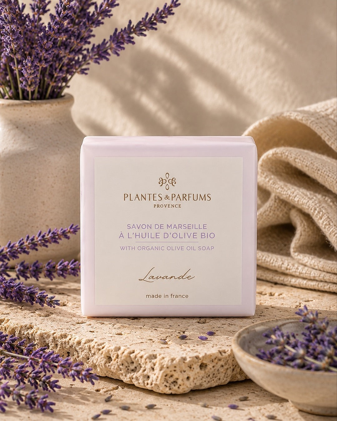 Savon de Marseille à l'huile d'olive BIO 100 g, fragrance Lavande. Plantes & Parfums. Emballage papier, ambiance lavande.