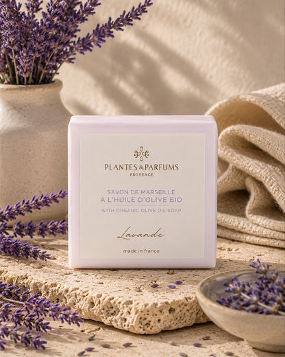 Savon de Marseille à l'huile d'olive BIO 100 g, fragrance Lavande. Plantes & Parfums. Emballage papier, ambiance lavande.