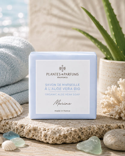 Savon de Marseille à l'aloé vera BIO 100 g, fragrance Marine. Plantes & Parfums. Emballage papier, ambiance marin.