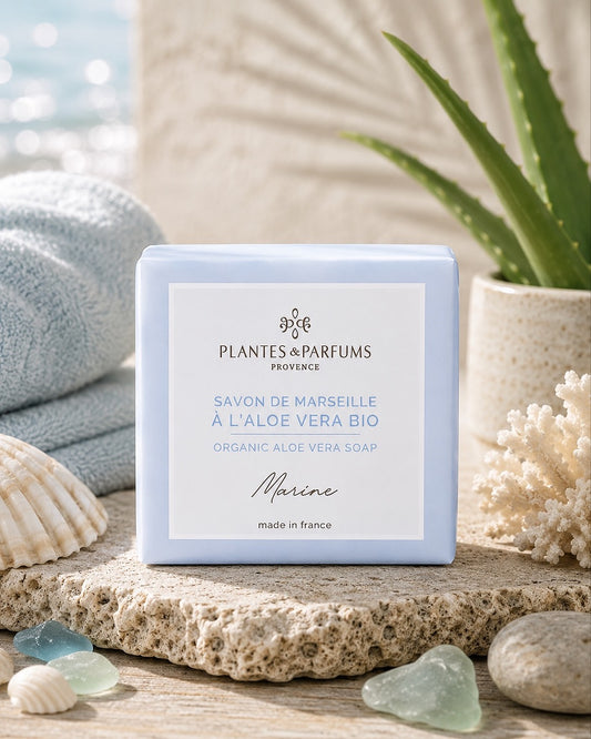 Savon de Marseille à l'aloé vera BIO 100 g, fragrance Marine. Plantes & Parfums. Emballage papier, ambiance marin.
