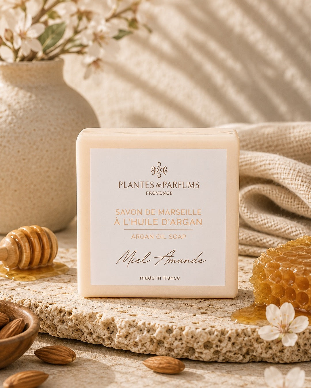 Savon de Marseille à la cire d'abeille 100 g, fragrance Miel et amande. Plantes & Parfums. Emballage papier, ambiance amande et miel.