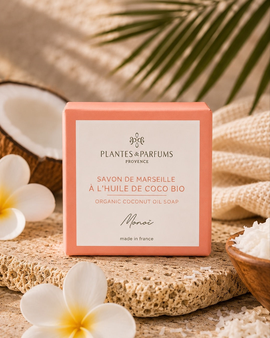 Savon de Marseille à l'huile de coco BIO 100 g, fragrance Monoï. Plantes & Parfums. Emballage papier, ambiance monoï.