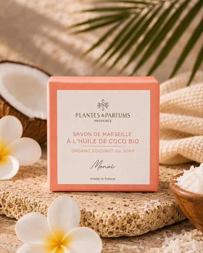 Savon de Marseille à l'huile de coco BIO 100 g, fragrance Monoï. Plantes & Parfums. Emballage papier, ambiance monoï.