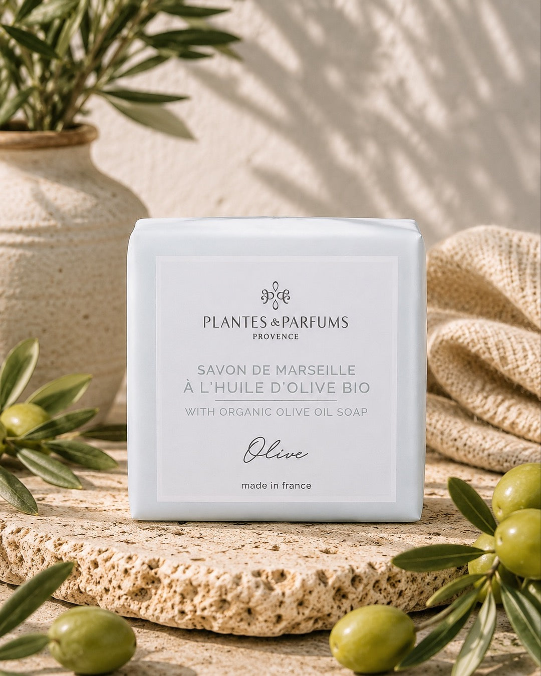 Savon de Marseille à l'huile d'olive BIO 100 g, fragrance Olive. Plantes & Parfums. Emballage papier, ambiance olivier.