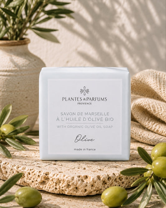 Savon de Marseille à l'huile d'olive BIO 100 g, fragrance Olive. Plantes & Parfums. Emballage papier, ambiance olivier.