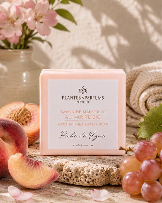 Savon de Marseille au beure de karité BIO 100 g, fragrance Pêche de vigne. Plantes & Parfums. Emballage papier, ambiance pêche.