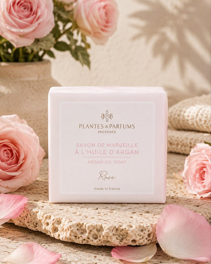 Savon de Marseille à l'huile d'argan BIO 100 g, fragrance Rose. Plantes & Parfums. Emballage papier, ambiance rose.