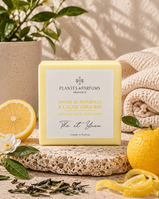 Savon de Marseille à l'aloé vera BIO 100 g, fragrance Thé et Yuzu. Plantes & Parfums. Emballage papier, ambiance thé.
