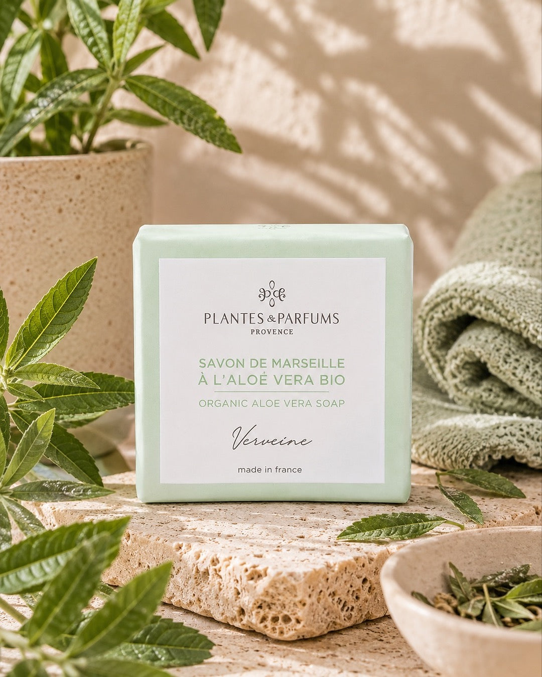 Savon de Marseille à l'aloé vera BIO 100 g, fragrance Verveine. Plantes & Parfums. Emballage papier, ambiance verveine.