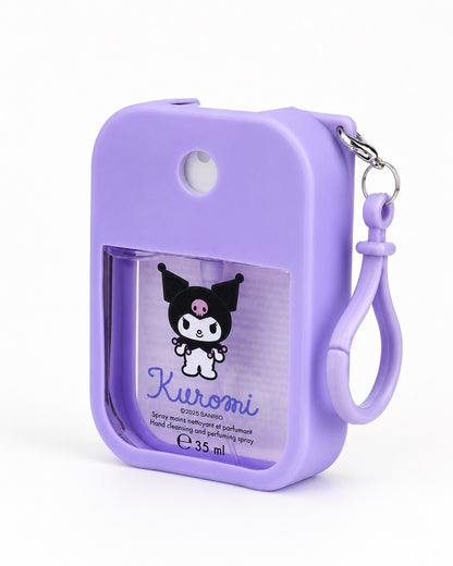 Vue de biais du spray mains nettoyant parfumant Kuromi mettant en valeur le bouton poussoir et la lanière en silicone pour accrocher au sac à main.