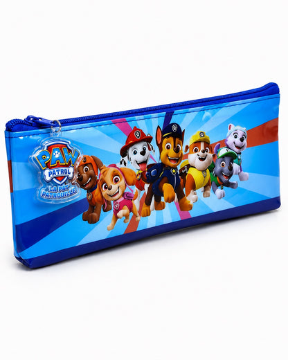 Vue angulaire fermée de la trousse bleue pour enfants La Pat' Patrouille, mettant en relief sa structure souple et ses finitions imperméables. La breloque transparente portant le logo bilingue Paw Patrol / La Pat' Patrouille est mise en avant sur le côté gauche.