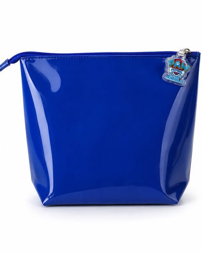Vue arrière de la trousse de toilette pour enfants La Pat' Patrouille, affichant une surface lisse et entièrement unie d'un bleu royal brillant et imperméable. La breloque du logo officiel transparente est visible sur le côté supérieur droit.