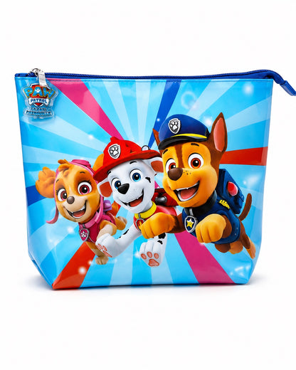 Trousse de toilette officielle La Pat' Patrouille en matière souple et imperméable bleue. L'avant affiche les personnages de Stella, Marcus et Chase sur un fond dynamique à rayons colorés, avec une fermeture éclair robuste et une breloque transparente arborant le logo de la série.