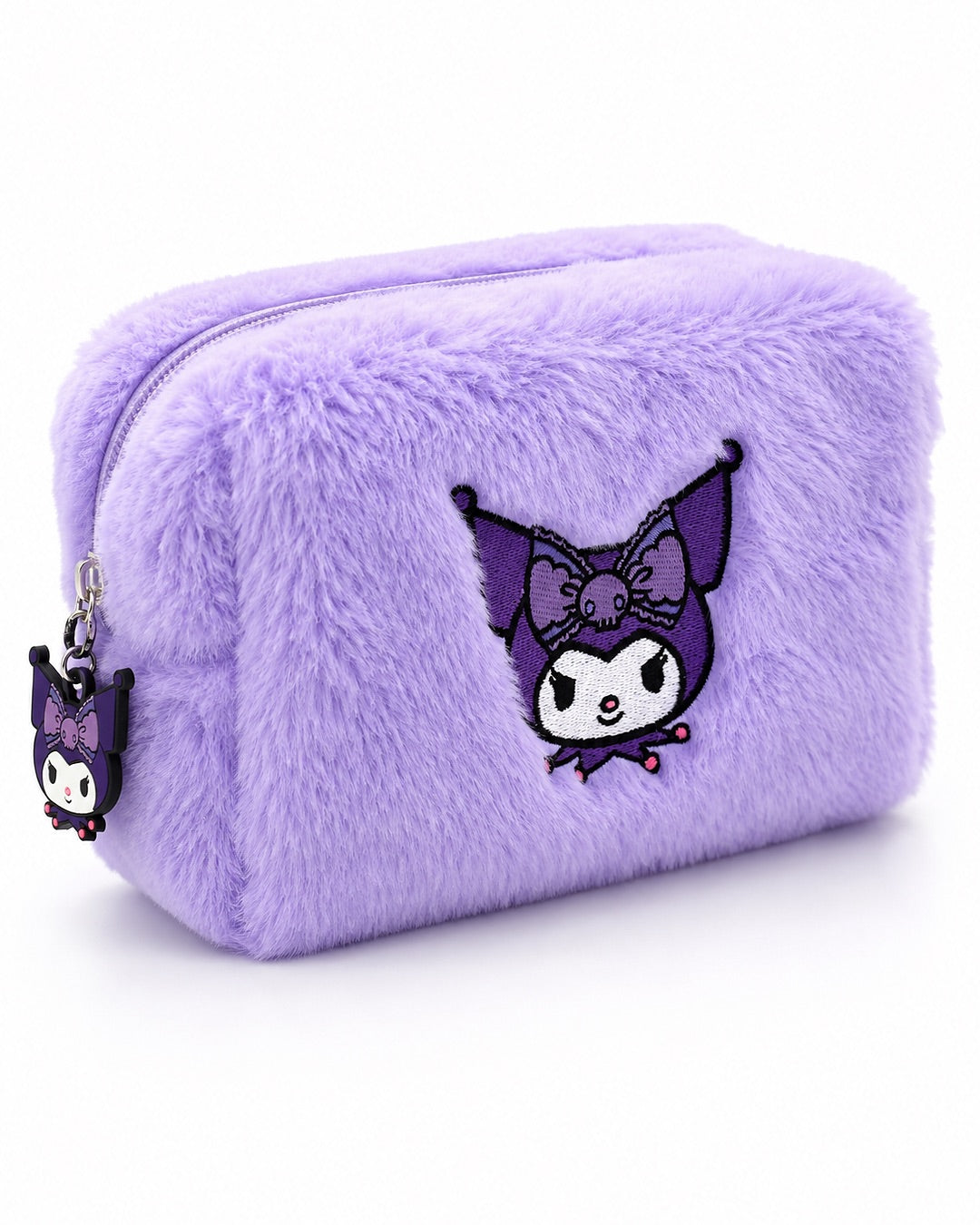 Vue de face sur fond blanc d'une trousse de maquillage rectangulaire en peluche violette avec le personnage de Kuromi brodé.