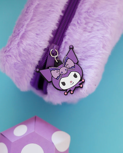 Gros plan sur la fermeture éclair d'une trousse en peluche violette montrant une breloque en caoutchouc de la tête de Kuromi.