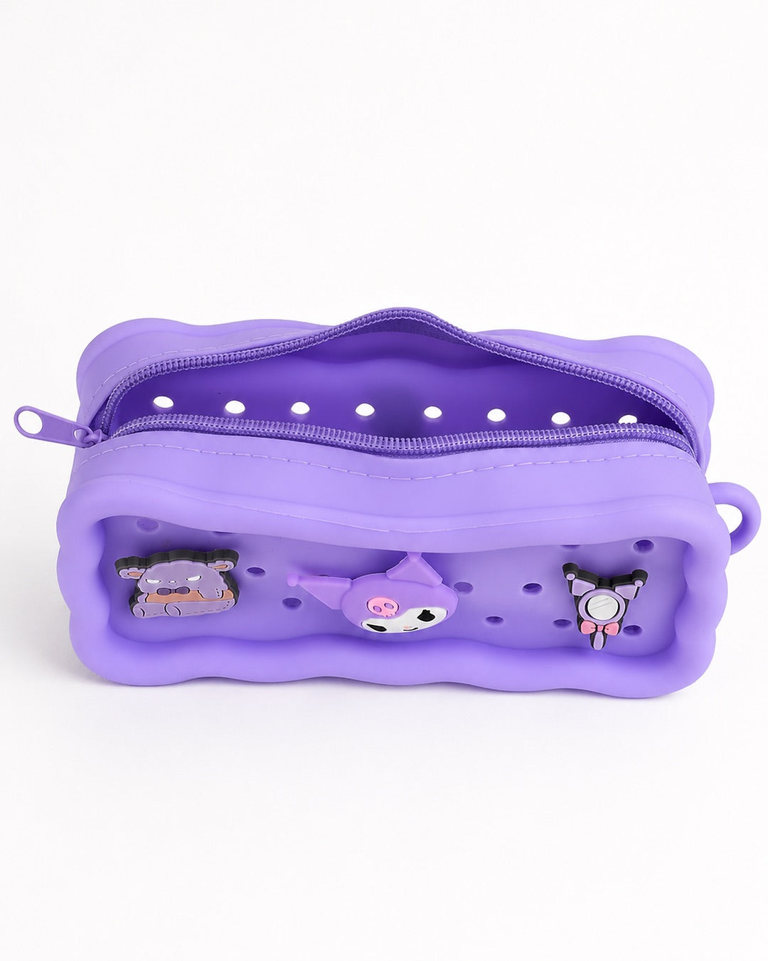 Trousse de maquillage en silicone violette Kuromi ouverte montrant l'espace de rangement intérieur et la fermeture éclair robuste.