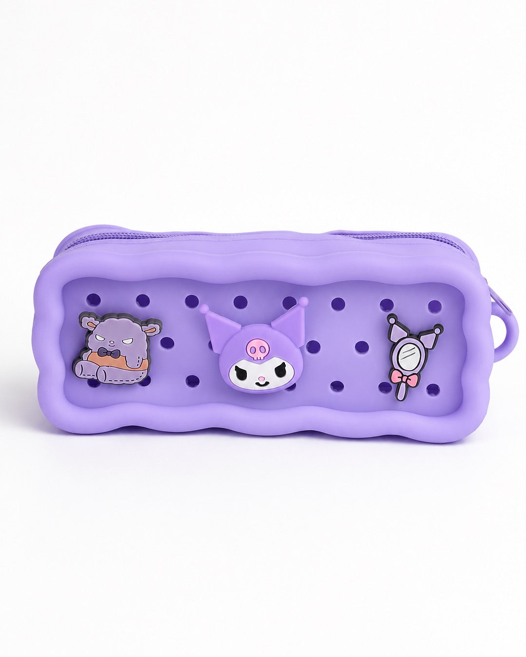 Vue de face d'une trousse en silicone violette Kuromi Sanrio perforée avec trois breloques amovibles.