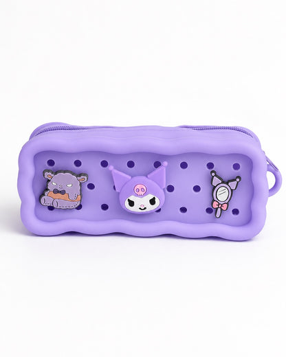 Vue de face d'une trousse en silicone violette Kuromi Sanrio perforée avec trois breloques amovibles.