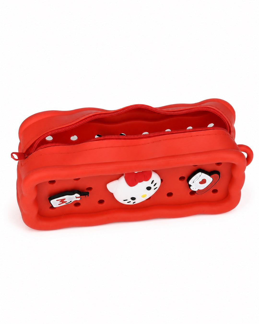 Vue de dessus de la trousse en silicone rouge Hello Kitty ouverte, montrant le grand compartiment de rangement intérieur accessible par la fermeture éclair.