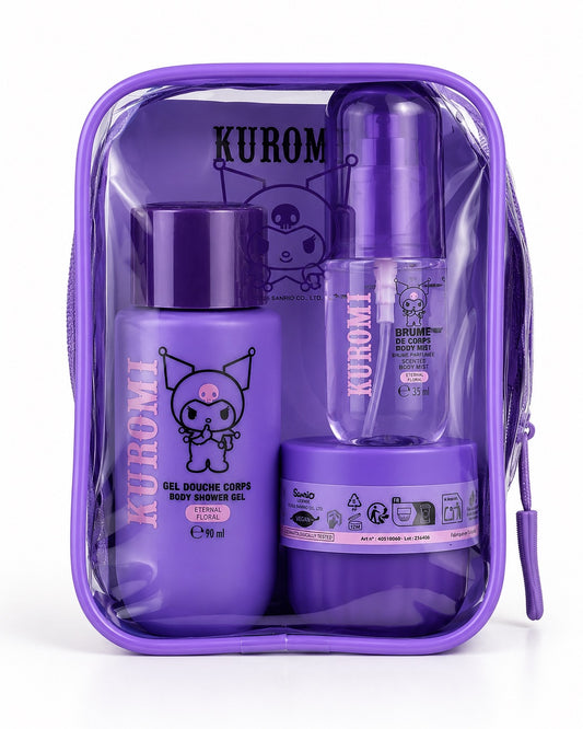 Devant de la pochette transparente violette à fermeture éclair Kuromi contenant un gel douche pour le corps, une brume corporelle parfumée et un pot de lotion hydratante de format voyage
