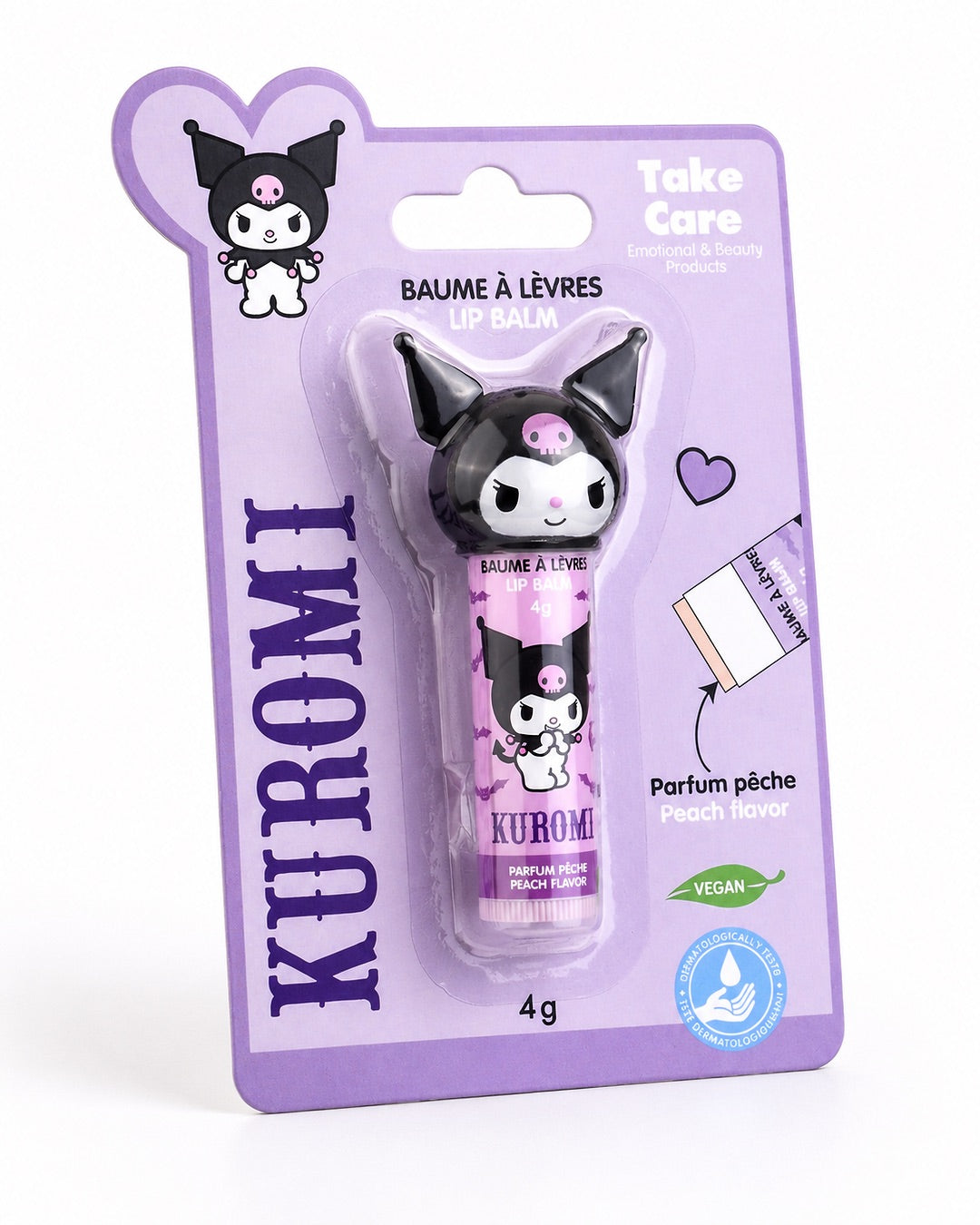 Vue de biais d'un tube de baume à lèvres violet Kuromi Sanrio avec un capuchon en relief 3D de la tête du personnage.
