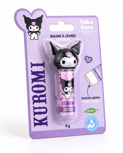 Vue de biais d'un tube de baume à lèvres violet Kuromi Sanrio avec un capuchon en relief 3D de la tête du personnage.