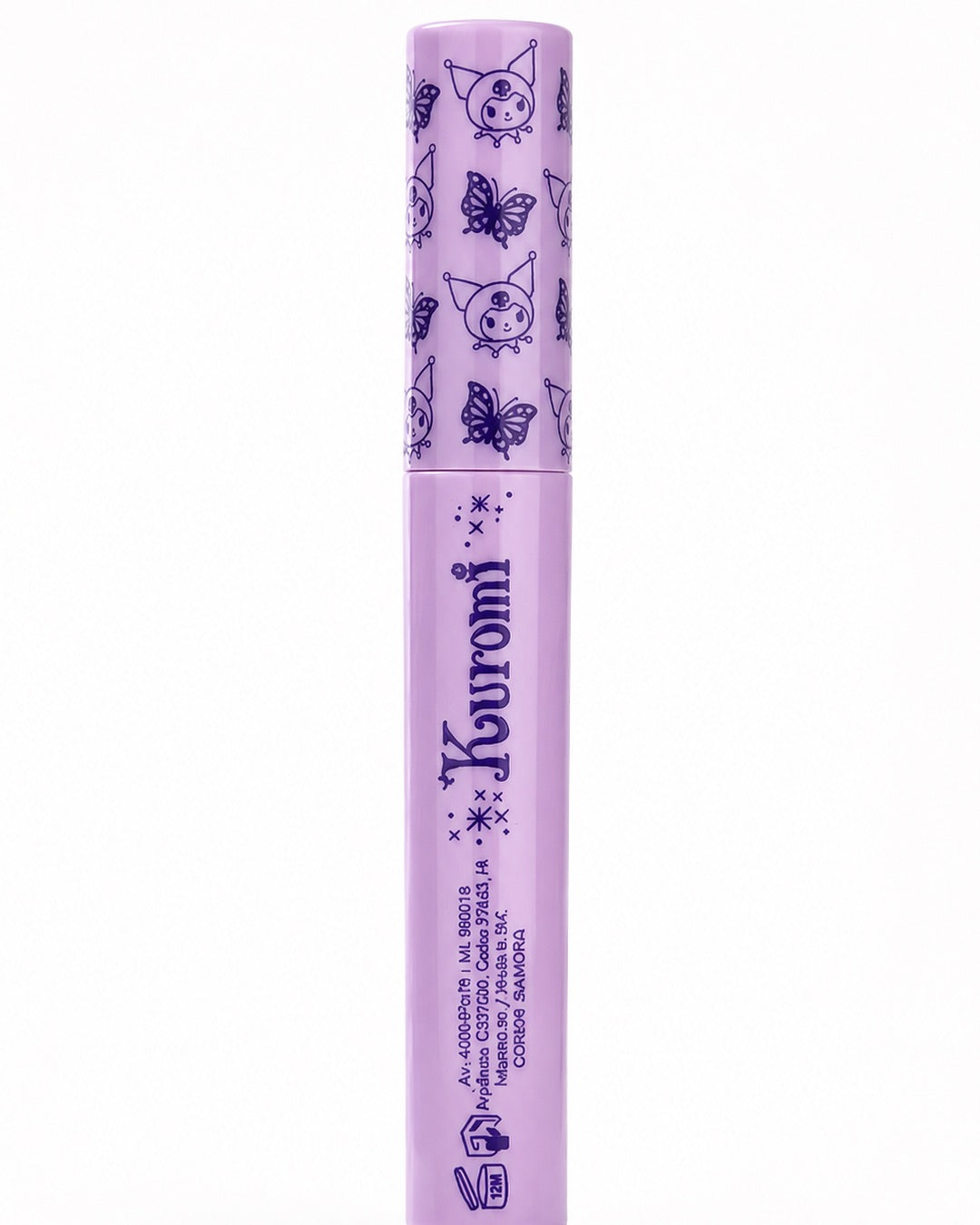 Vue arrière du tube mauve de mascara Kuromi montrant la liste des ingrédients, la contenance et le code-barres.