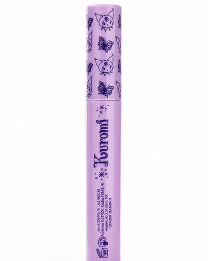 Vue arrière du tube mauve de mascara Kuromi montrant la liste des ingrédients, la contenance et le code-barres.